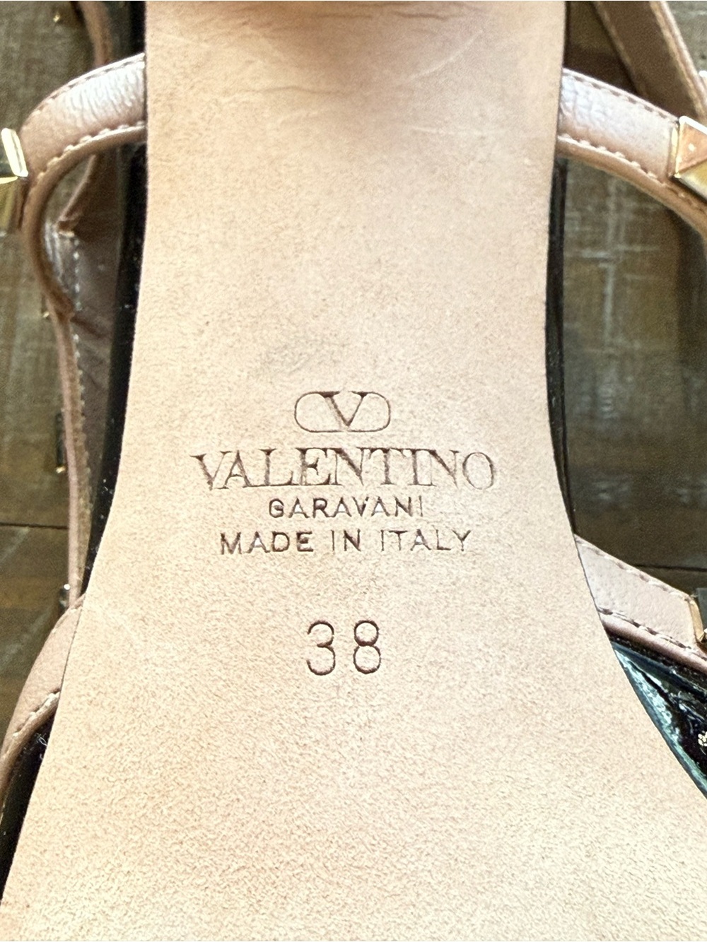 Valentino Garavani Black Patent & Nude Bow Slingback Heels with Gold Studs - Picture 6 of 7